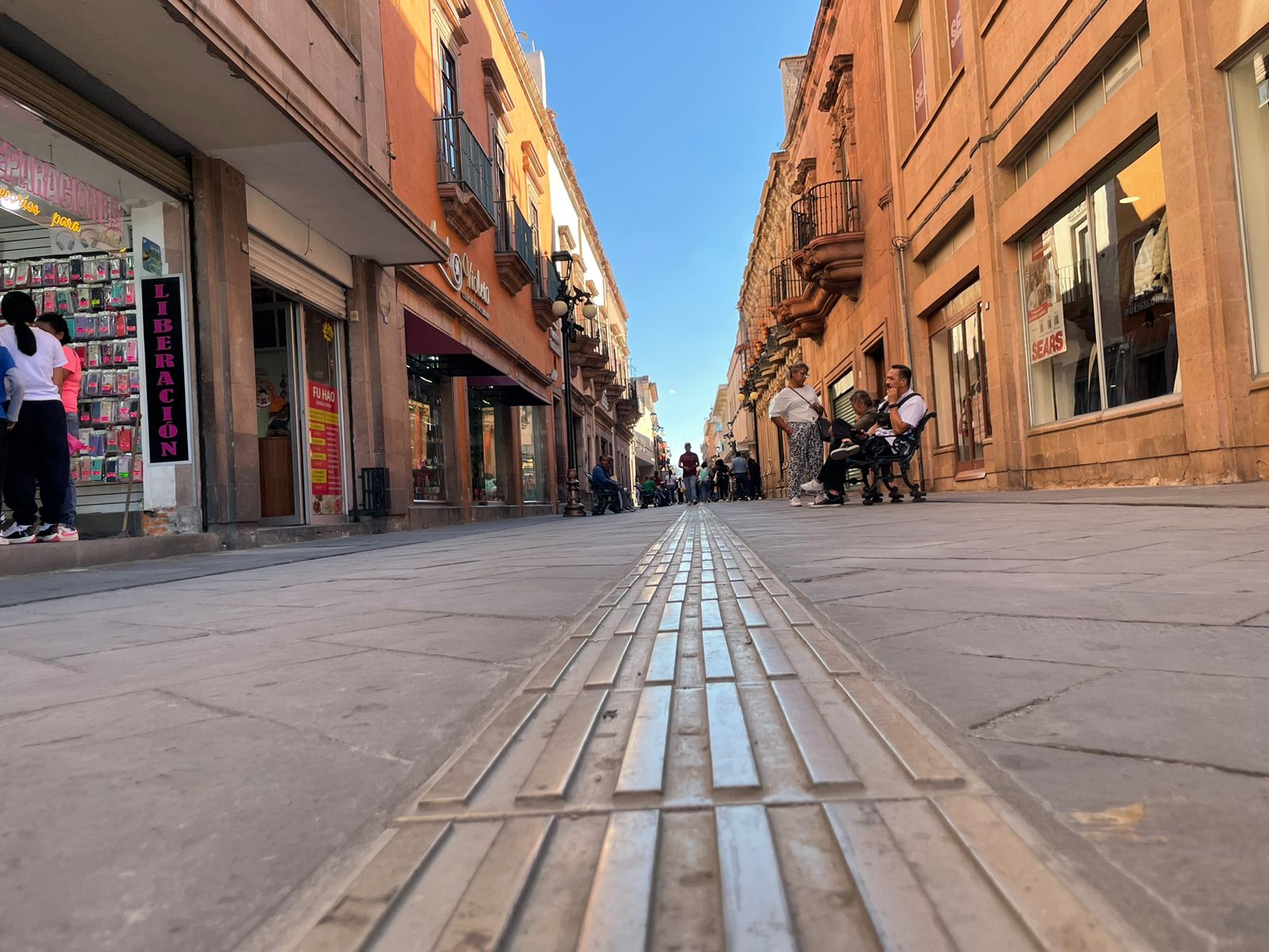 Plazas y calles de SLP inclusivas, instalan líneas podotáctiles en Centro Histórico
