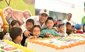Arrancan Ricardo Gallardo celebraciones del Día de la Niñez en Villa de Reyes; regala bicicletas y juguetes  