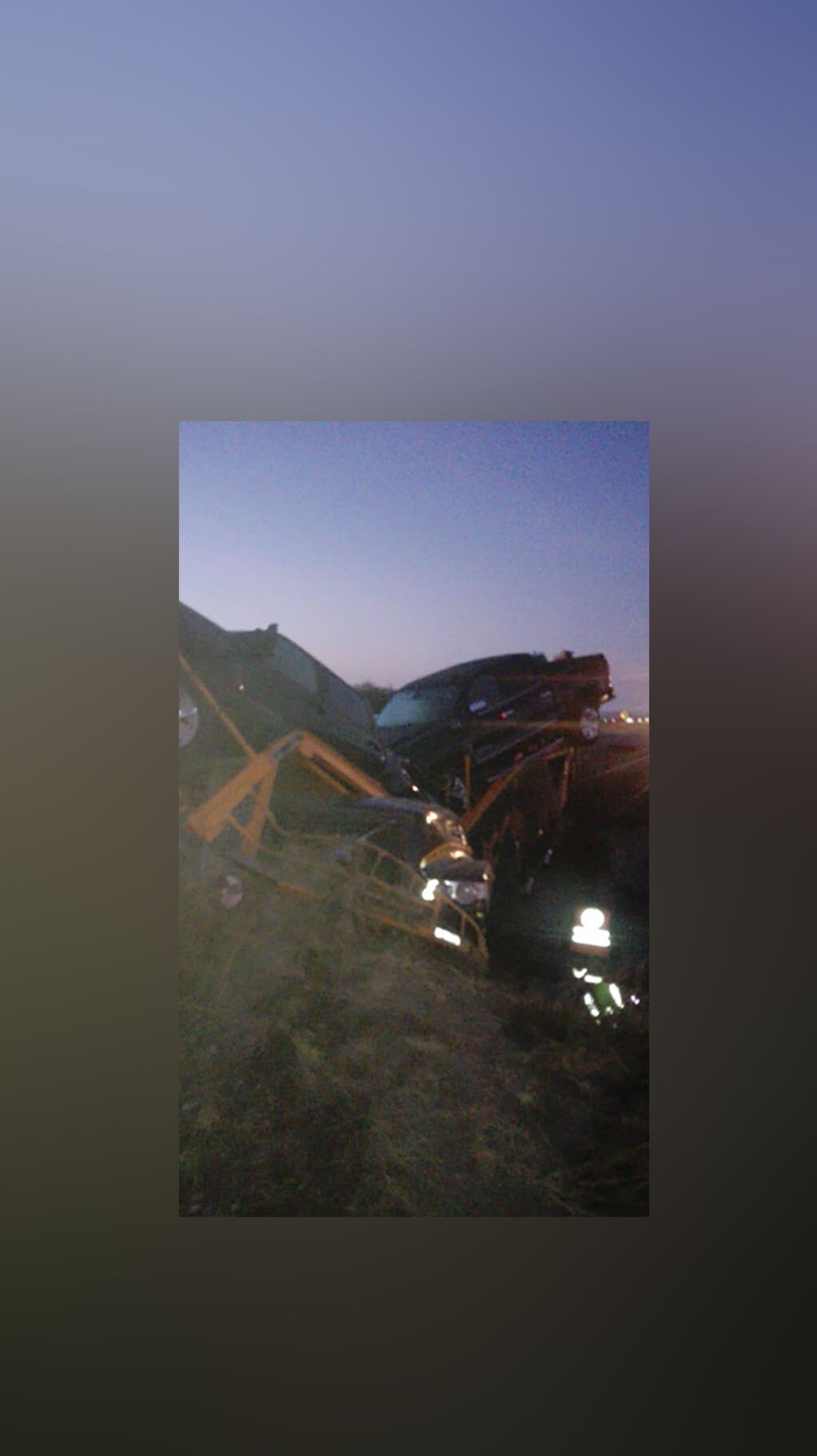 Vuelca unidad "nodriza", conductor queda atrapado