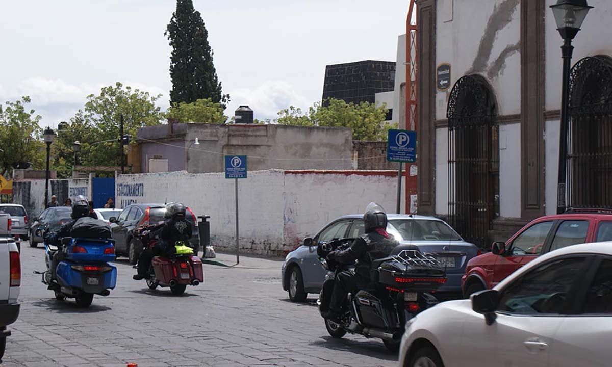 Autos colapsan calles del centro histórico