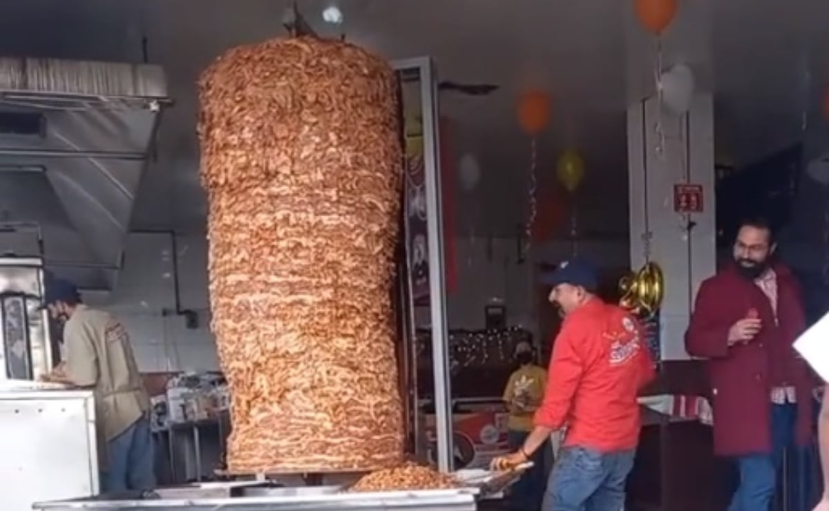 ¡Tres taquitos con todo! Viralizan ENORME trompo de tacos al pastor en TikTok