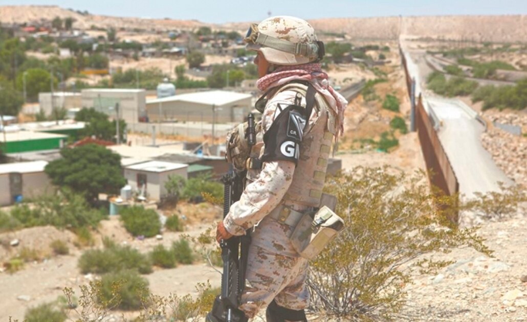 Un elemento de la Guardia Nacional vigila la zona donde termina la valla que divide a México y la Unión Americana, entre la colonia Anapra, de Ciudad Juárez, Chihuahua, y Sunland Park, Nuevo México, Estados Unidos. Foto: CHRISTIAN TORRES