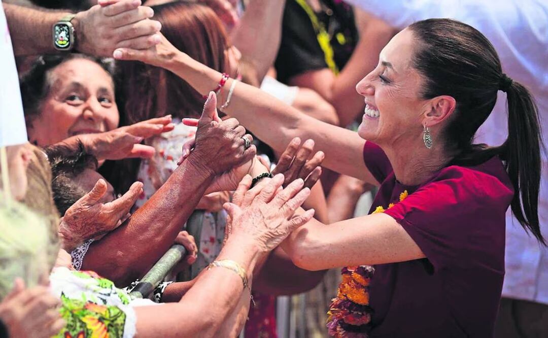 Claudia Sheinbaum Pardo, candidata a la Presidencia de México por la coalición Sigamos Haciendo Historia, encabezó un encuentro con mujeres rurales en el Estadio de Beisbol de Ticul, Yucatán. Foto: de Diego Simón. El Universal.