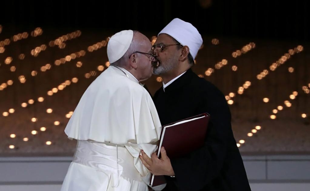 Con beso, Papa y el gran imán de Al-Azhar sellan pacto de fraternidad