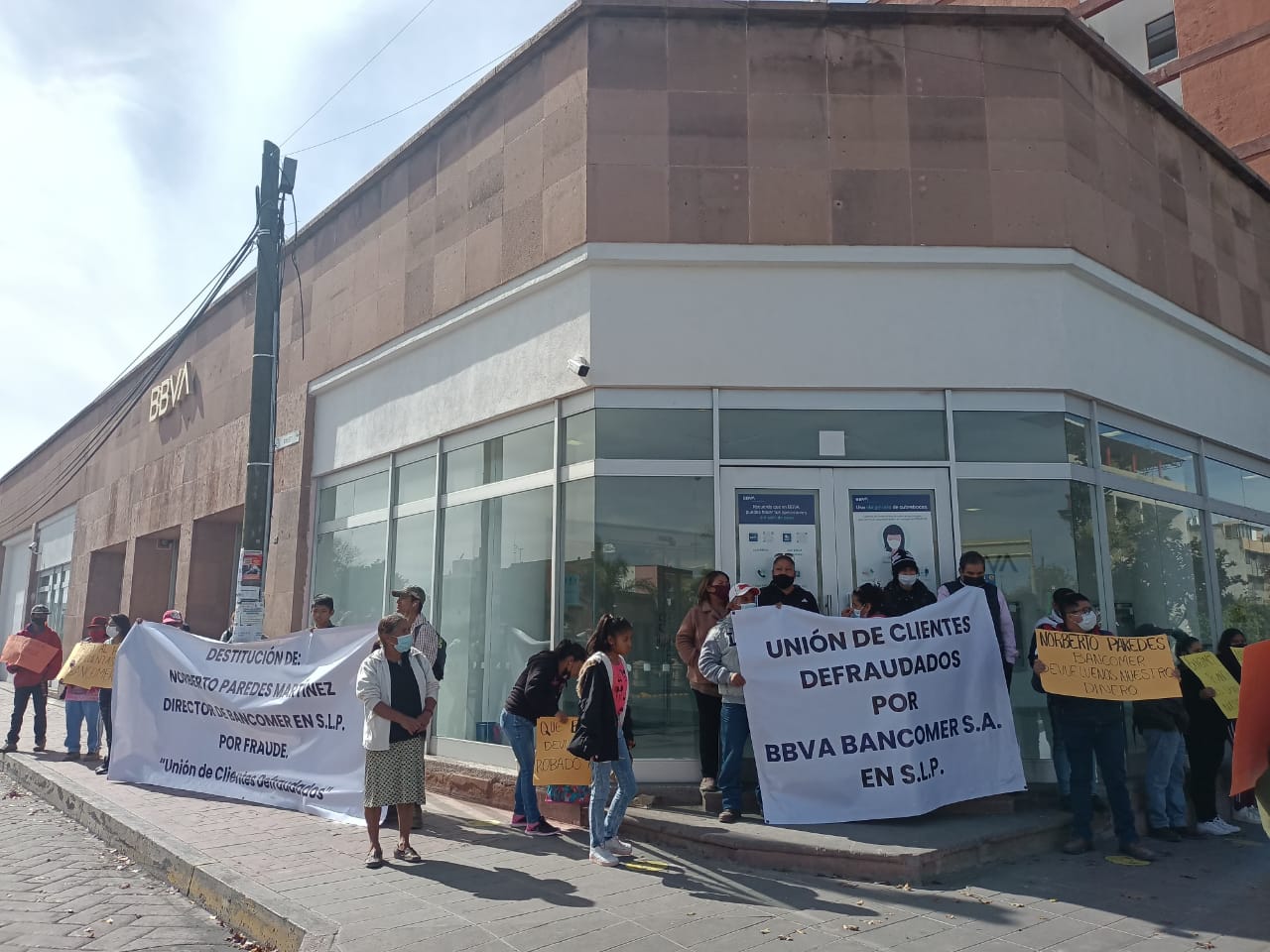 Potosinos protestan frente a sucursal bancaria, denuncian desaparición de ahorros