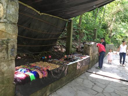 Con “minitelares”, jóvenes artesanos de Aquismón crean pulseras y cautivan con su proceso creativo