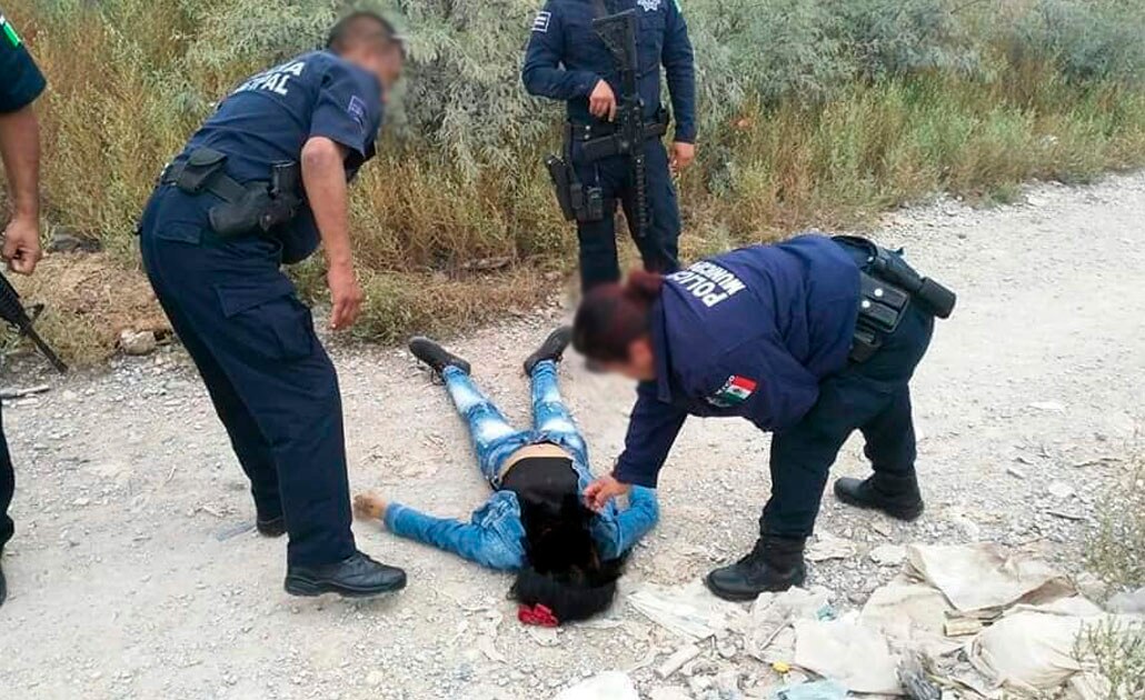 Policías municipales evitan feminicidio 