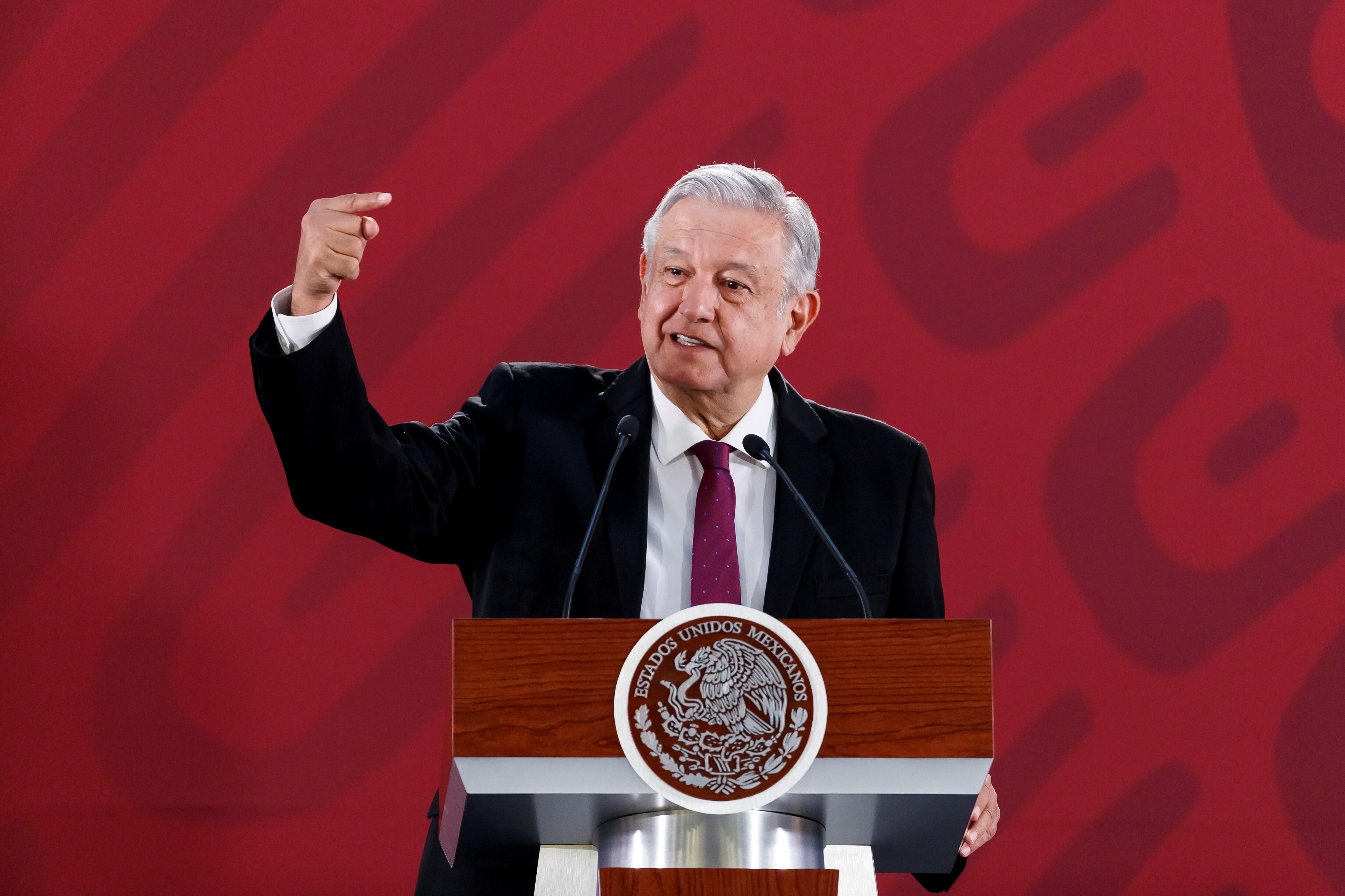 AMLO critica a fifís y a expresidentes