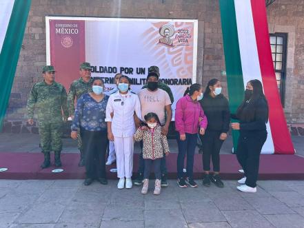 Cumplen sueño a joven con malformación arterial y se convierte en enfermera militar por un día en SLP