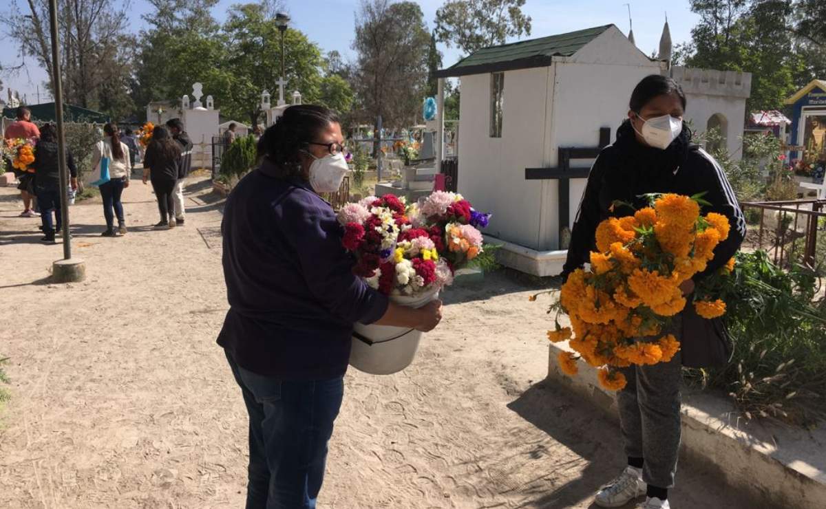 114 mil visitaron panteones de la capital potosina en Día de Muertos 
