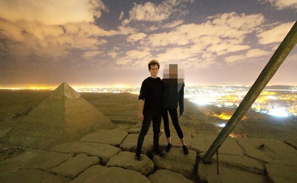 Pareja tiene "relaciones sexuales" sobre una pirámide de Egipto