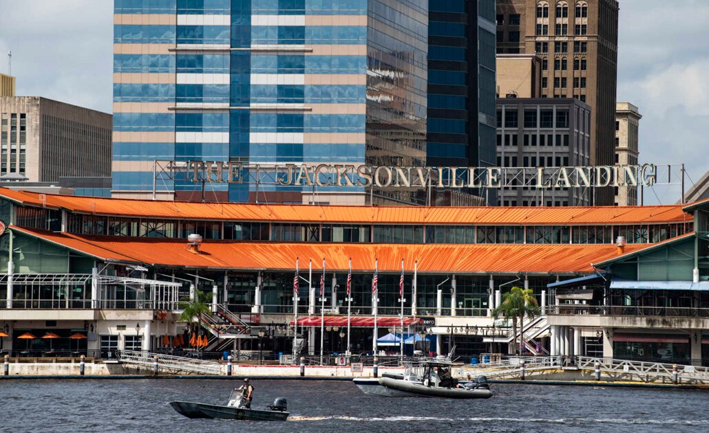 El tiroteo tuvo lugar en el Jacksonville Landing, un centro comercial y de entretenimiento a la ribera del río St. Johns, en Jacksonville (Foto: AP)