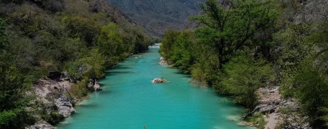El río Santa María se caracteriza por su color azul turquesa