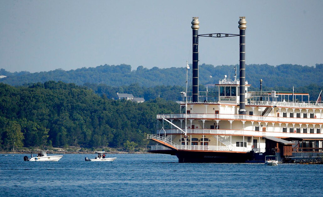 Suman 17 muertos por naufragio de bote en lago de Missouri
