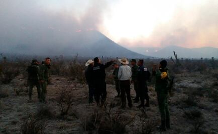 Combaten incendio en Charcas