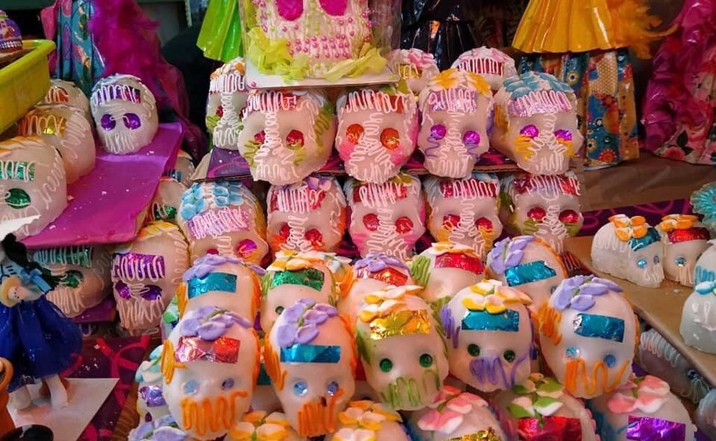 Comerciantes de mercados del Centro Histórico se alistan para ventas de Día de Muertos