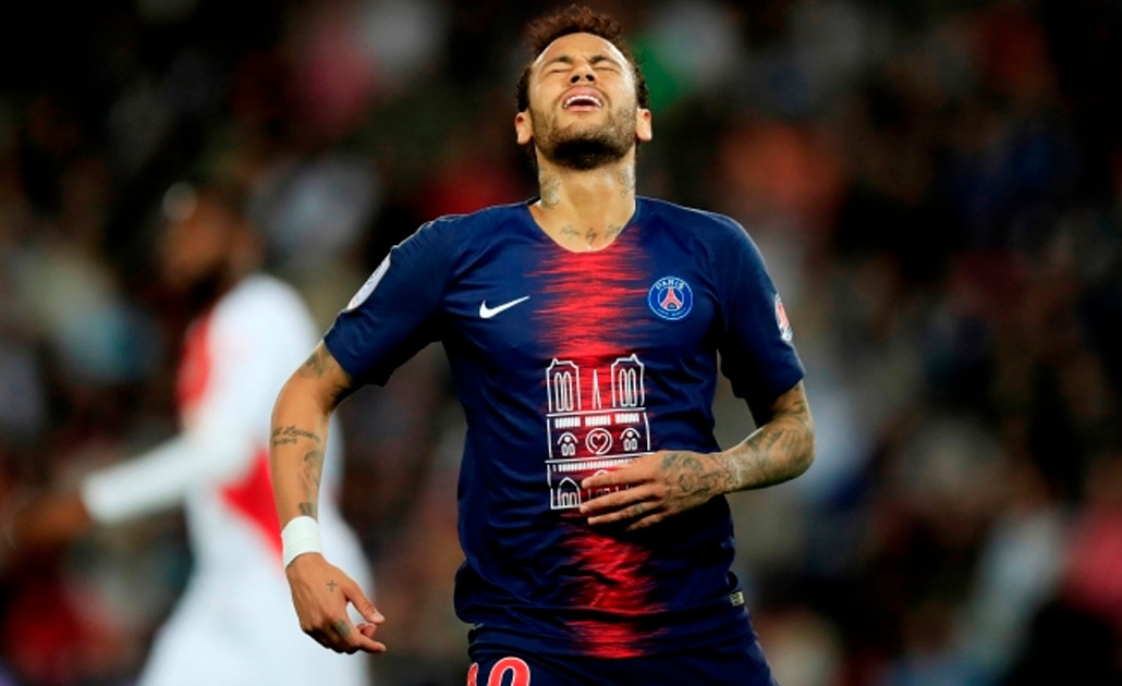 Sancionan a Neymar por insultar a los árbitros