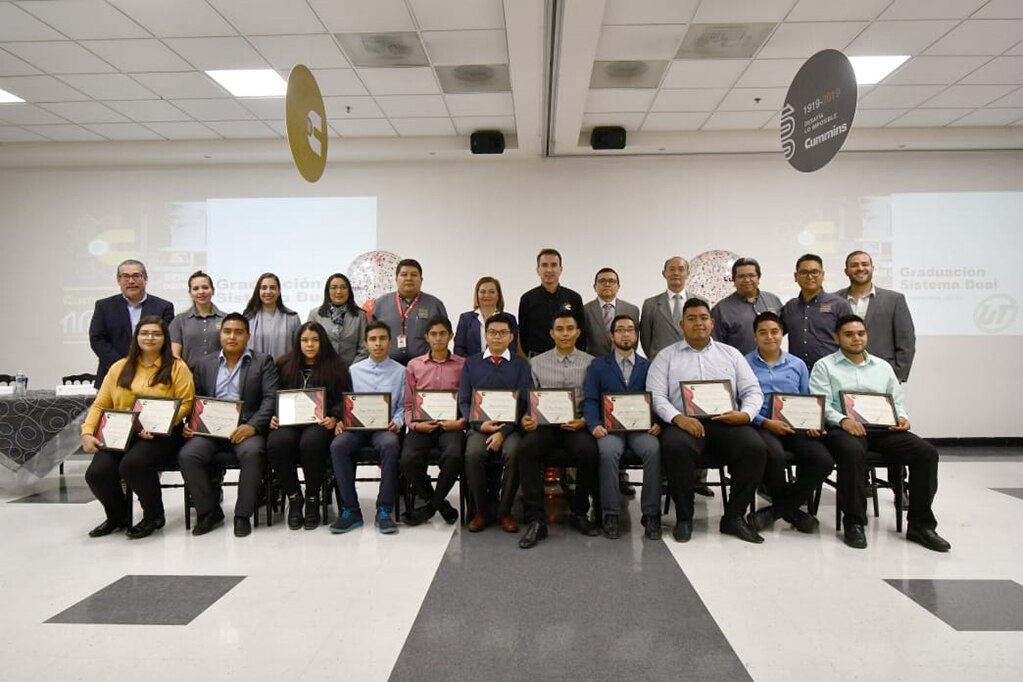 Cummins presenta primera generación de graduados de modelo dual