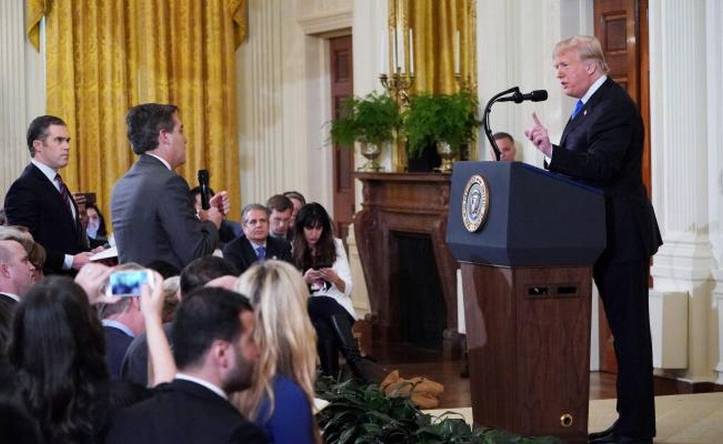  CNN demanda a Trump por retirar acreditación a periodista