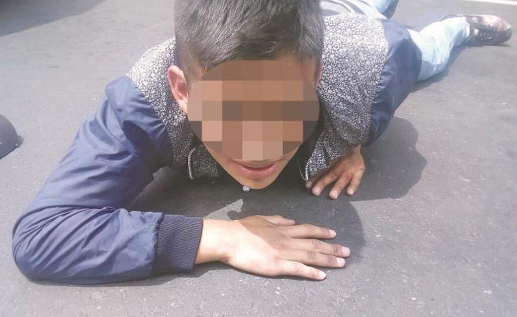 El lunes pasado, Alan intentó robarle el celular a un policía en lztapalapa, pero al agente le disparó en el hombro y el menor cayó al piso. (ESPECIAL)