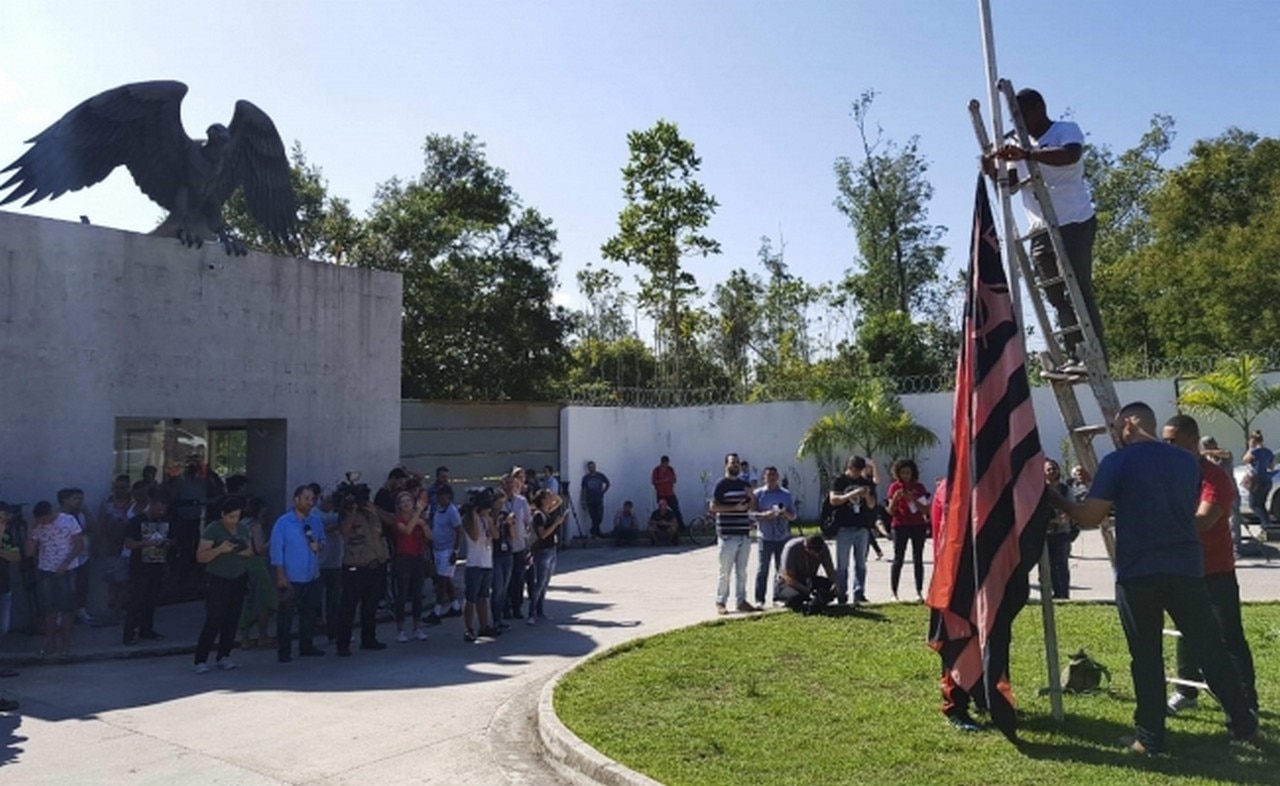 'Zico' pide se investigue incendio en instalaciones de Flamengo