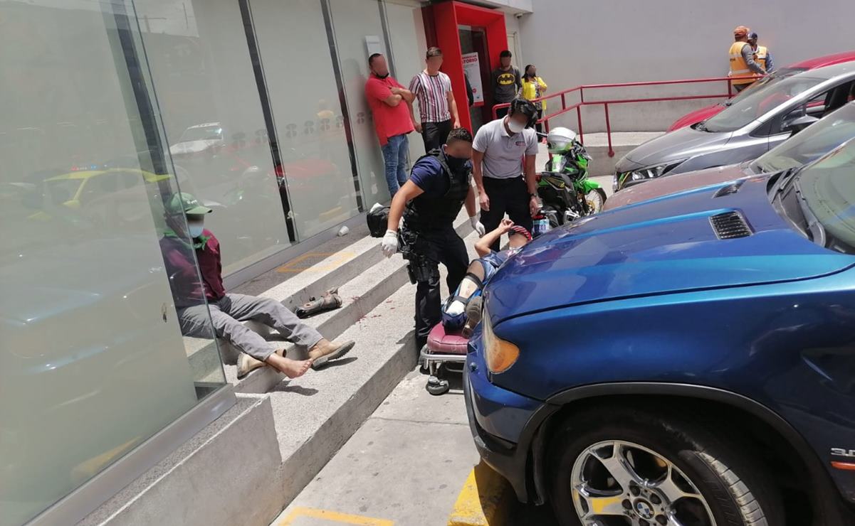 Arrollan a dos personas en estacionamiento de banco en Av. Universidad
