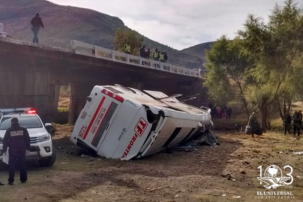 Vuelca autobús, la cifra de muertos va en aumento 