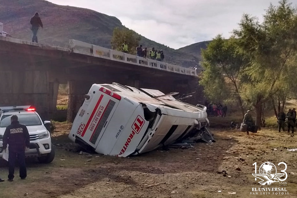 Vuelca autobús, la cifra de muertos va en aumento 