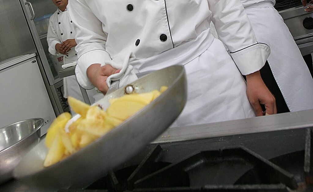 Restauranteros en SLP perciben incremento de hasta 15% en cobro de gas LP