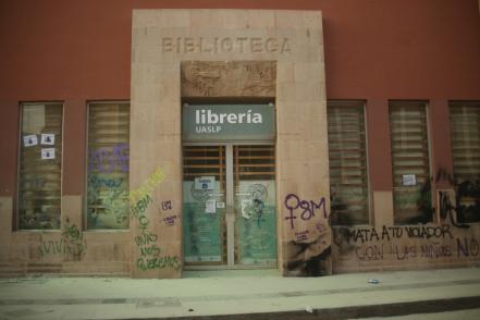 Rector de la UASLP se disculpa por uso de extintores durante marcha del 8M