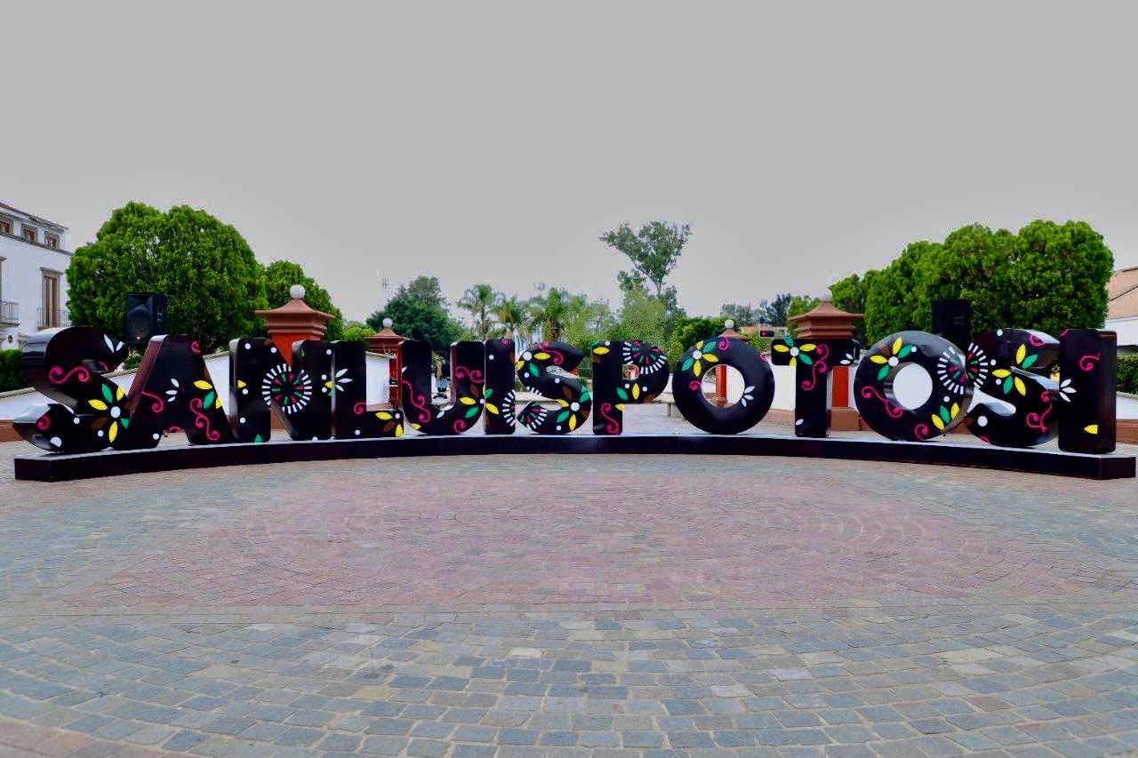 Reinstalan letras monumentales de San Luis Potosí en el Centro Histórico