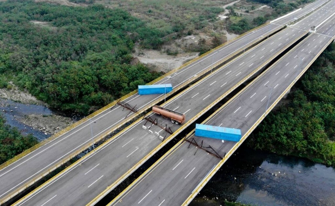  Autoridades venezolanas bloquean puente fronterizo con Colombia