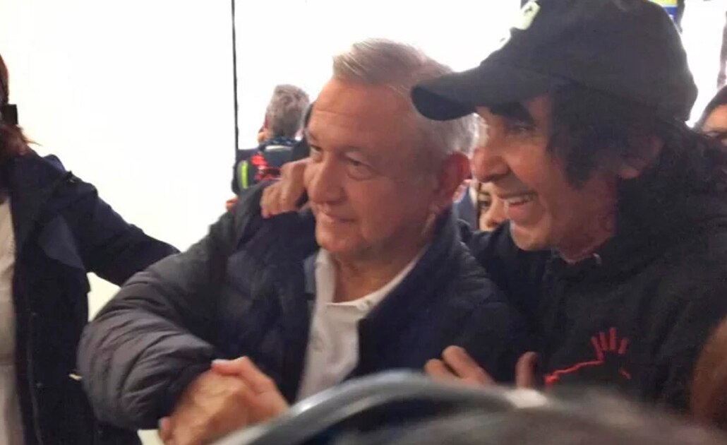 AMLO y Cepillín se encuentran en el AICM y se dan un largo abrazo