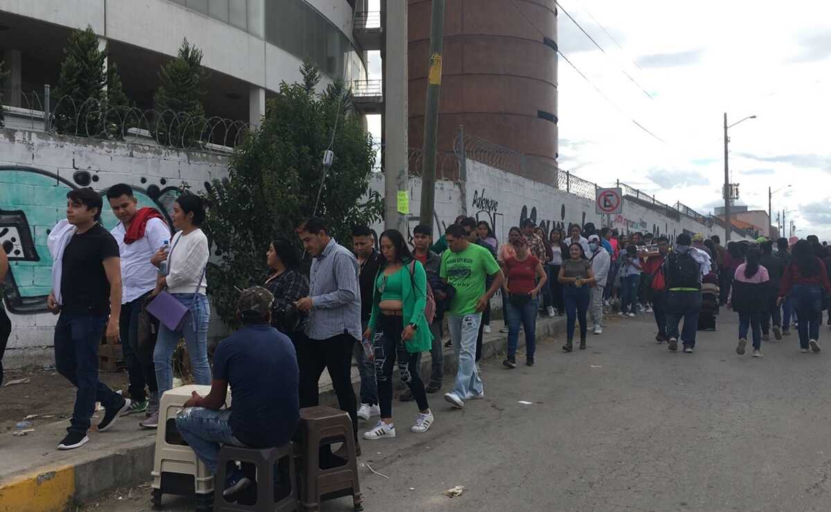 Se forma fila kilométrica para concierto de Grupo Firme en la Fenapo