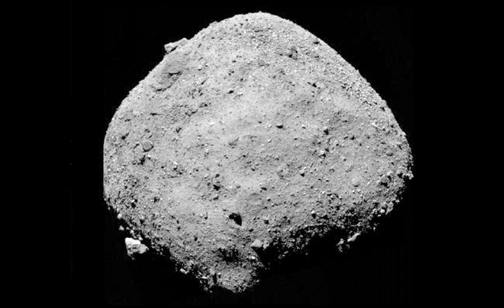 Sonda de la NASA halla señales de agua en asteroide Bennu
