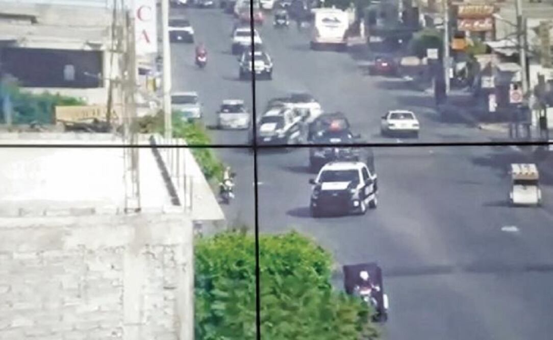 En una grabación de cámaras de seguridad del 31 de diciembre, se observa cuando una patrulla municipal persigue y cierra el paso a una capitalina. Los uniformados de la SSPCDMX iniciaron una discusión (TOMADA DE VIDEO)