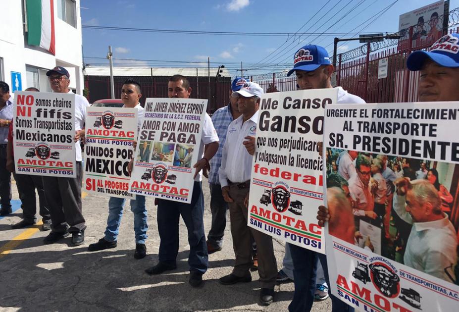 Transportistas se manifiestan en instalaciones de SCT Federal 