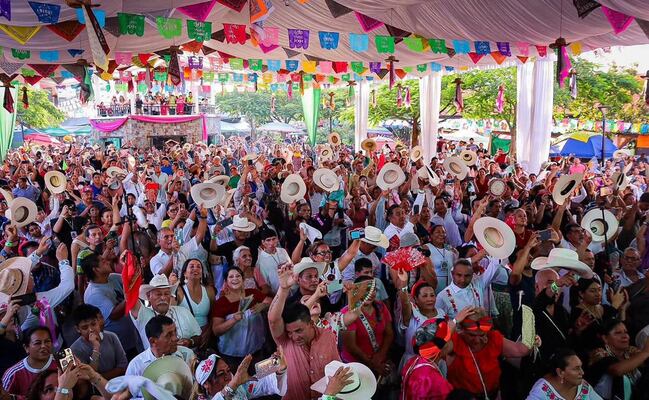 ¡De récord Guinness! El Pueblo Mágico de Xilitla bailó huapango 48 horas sin parar