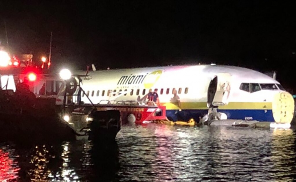 Sale de pista avión Boeing 737 y cae a río en Florida; no hay muertos