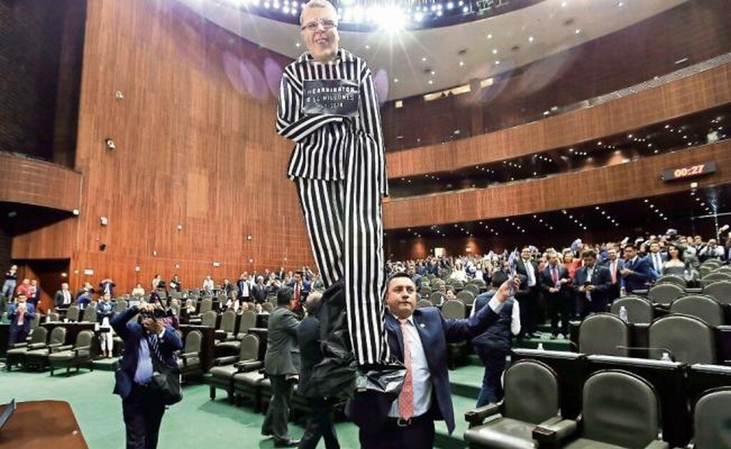 Diputados de la fracción del PRI se manifestaron ayer contra el abanderado del PAN-PRD-MC, Ricardo Anaya, por su presunta participación en lavado de dinero. (ADOLFO VLADIMIR. CUARTOSCURO)