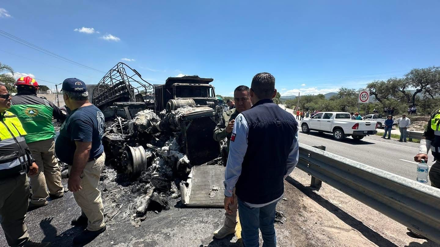 Se registra aparatoso accidente en la carretera Matehuala, San Luis Potosí; hay dos personas heridas