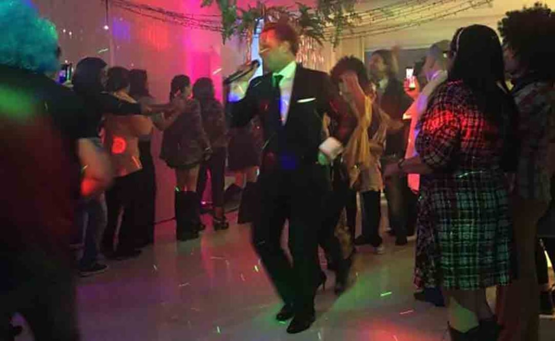 Andrés Rey hace hasta siete shows a la semana al estilo Luis Miguel Foto: Tomada de Facebook