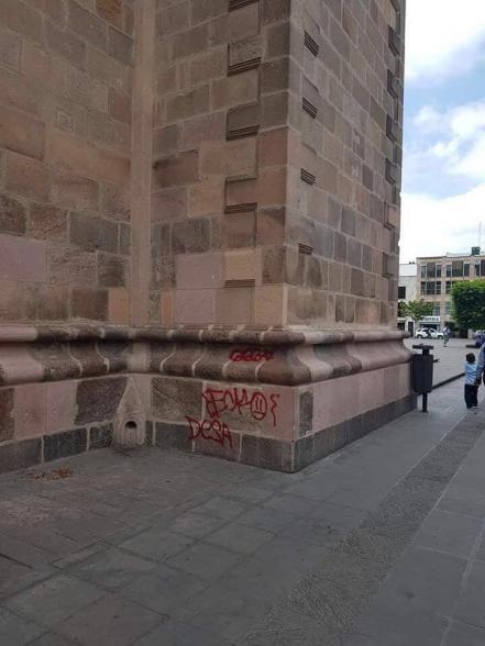 Graffitean el templo de Plaza del Carmen