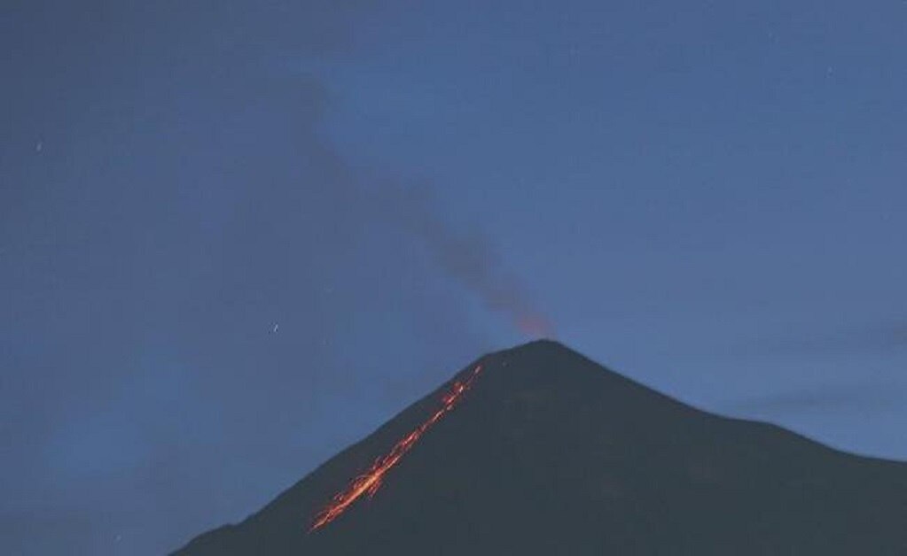 Volcán de Fuego entra en erupción en Guatemala
