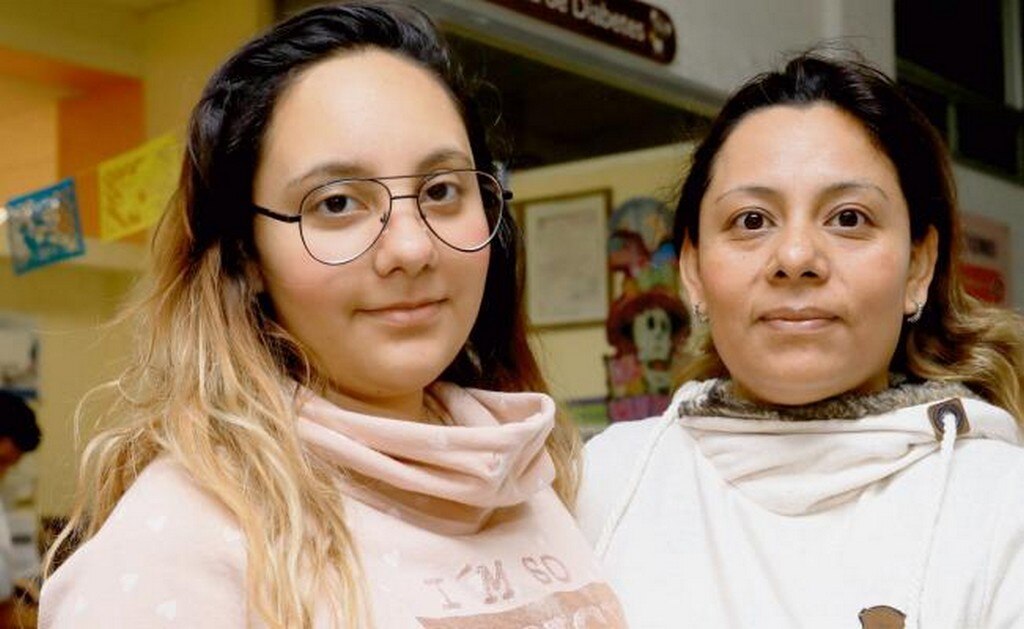 A Angélica (izq.) le diagnosticaron diabetes tipo 2 cuando tenía cinco años; su madre, Gina Ramírez (der.), la llevó a la Clínica de Diabetes del Hospital Infantil de México Federico Gómez, donde recibió tratamiento durante 13 años. Foto: IRVIN OLIVARES.
