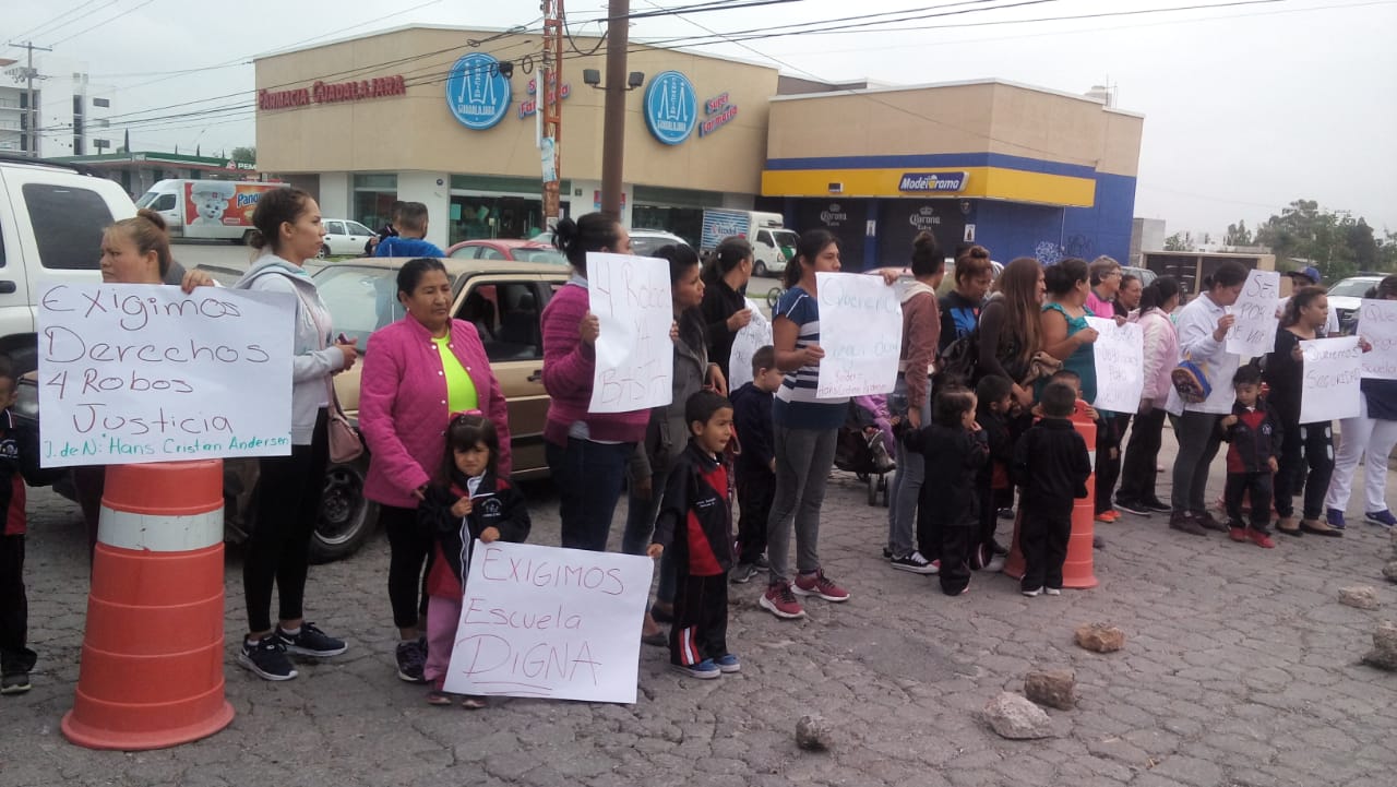 Ante robos en escuelas, padres de familia exigen seguridad
