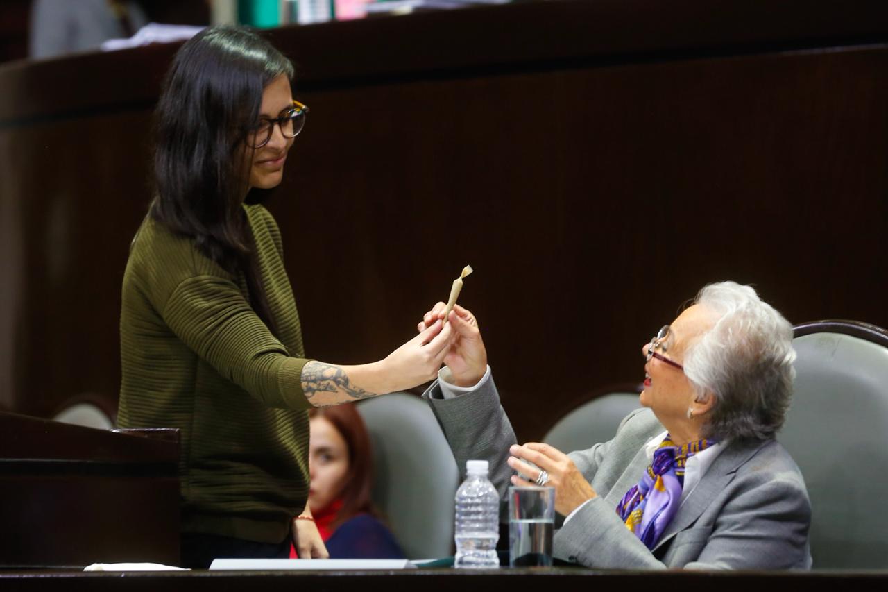Regalan “churro” de marihuana a Olga Sánchez; le recuerdan despenalizar consumo de drogas