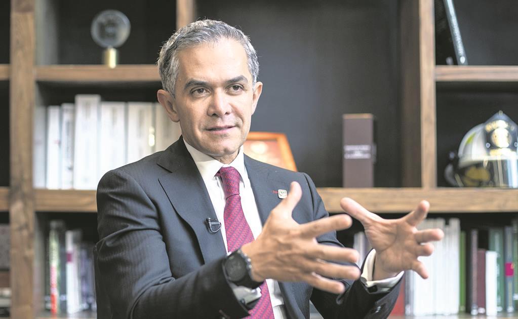 Senadores del PRD eligen a Mancera como coordinador parlamentario