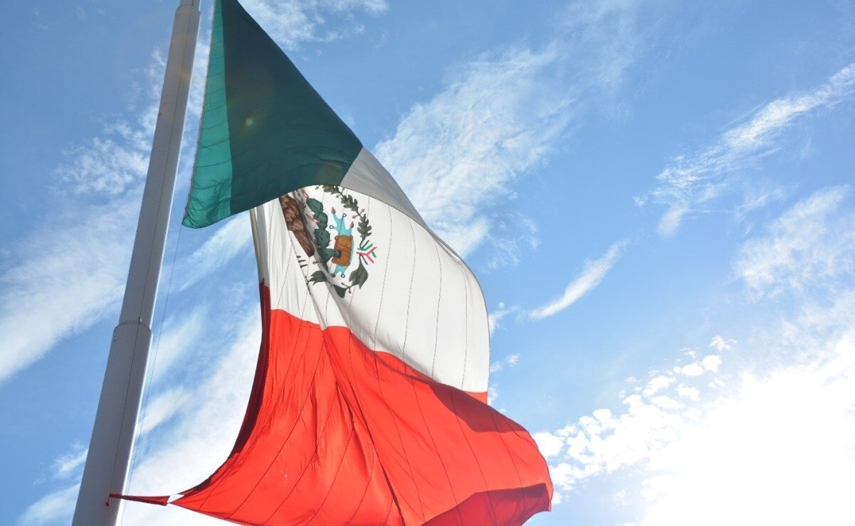 ¿Sabes cuáles son las dimensiones del asta y la Bandera monumental de SLP?