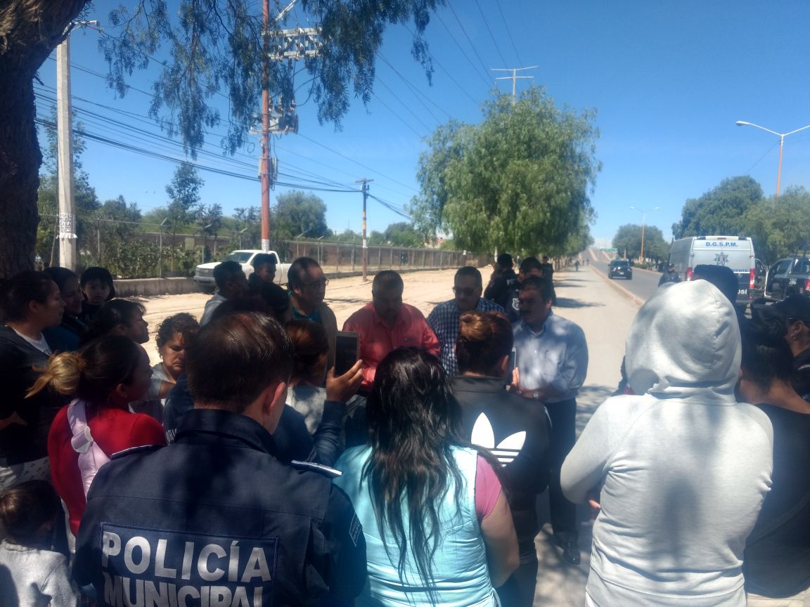Dialogan con padres de familia luego del bloqueo en periférico